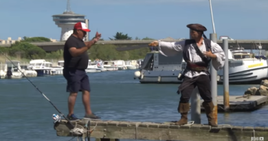 Remi Gaillard σε ρόλο πειρατή